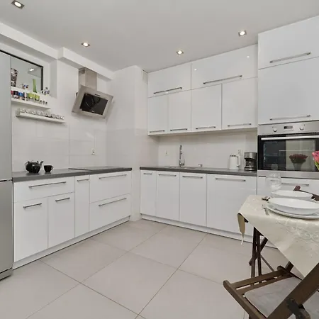 Lively In With Balcony And Desk By Renters Apartment *