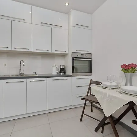 Lively In With Balcony And Desk By Renters Lejlighed *