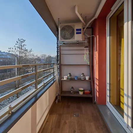 Lively In With Balcony And Desk By Renters *