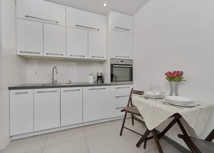 Lively In With Balcony And Desk By Renters Apartmán *