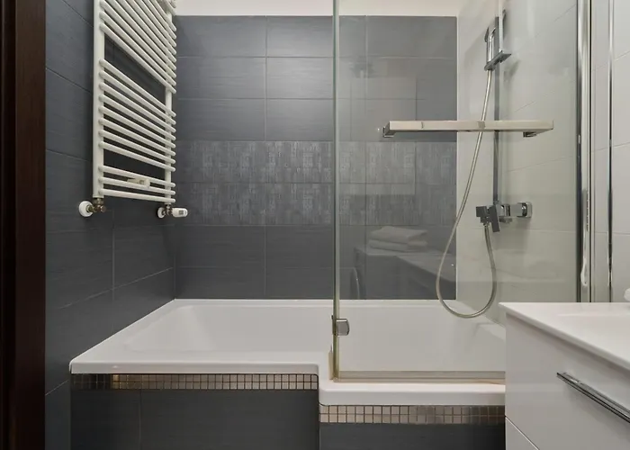 Lively In With Balcony And Desk By Renters Apartmán