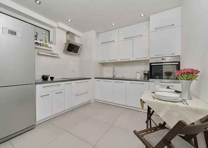 Lively In With Balcony And Desk By Renters شقة *